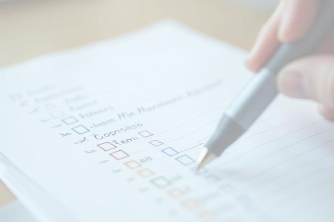 Image de couverture d'une checklist avec un stylo et des cases à cocher, symbolisant la préparation d'un dossier de subvention