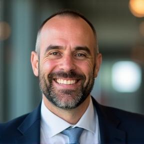 Portrait souriant de Christophe Morel, fondateur de Quixello Impact, dans un cadre professionnel et confiant